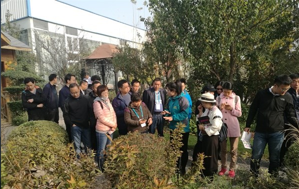 授課專家向參研學(xué)員講解花境作品